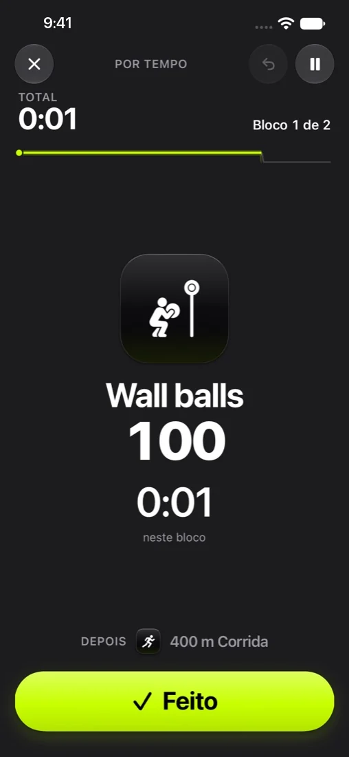 Treino ao vivo: wall balls, 100 repetições, com o cronômetro rodando e o botão Feito.